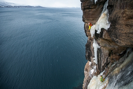 Benni Purner und Albert Leichtfried an einer Eiswand in Norwegen